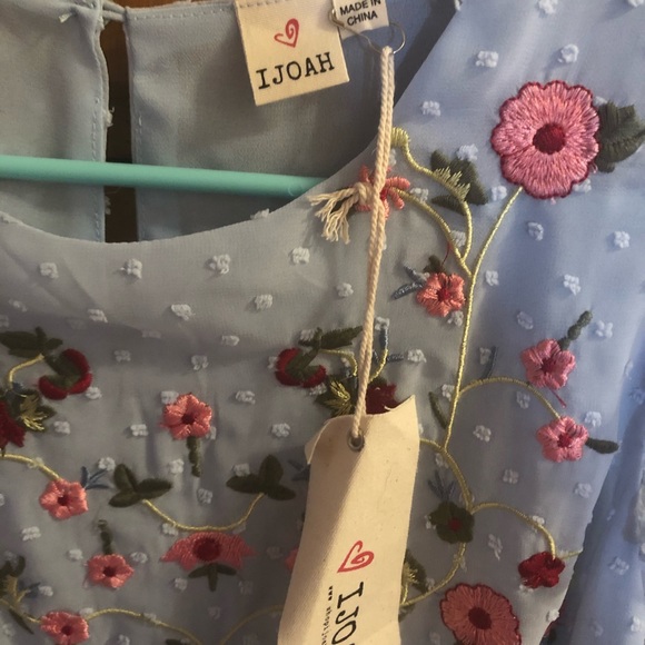 Light blue embroidered flower flows top, L - Picture 3 of 4